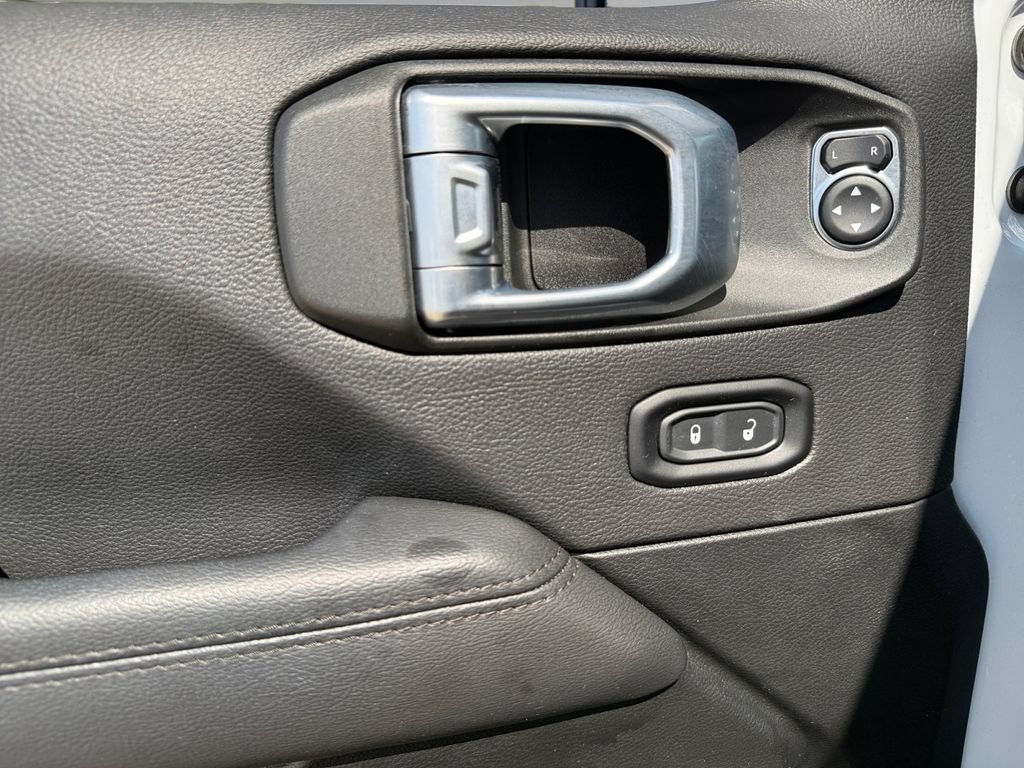 Used 2022 Jeep Wrangler Unlimited Sahara AWD/4WD image 19