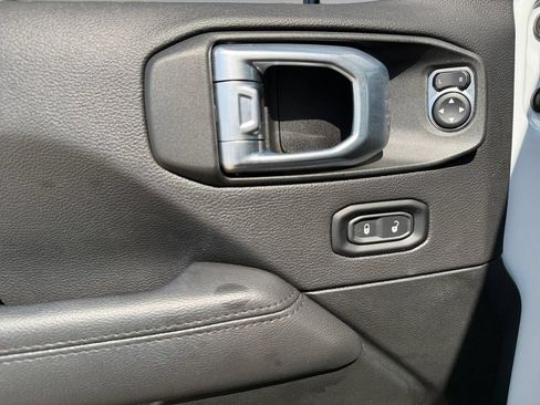 Used 2022 Jeep Wrangler Unlimited Sahara AWD/4WD image 19