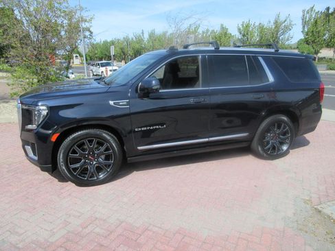 Used 2024 GMC Yukon Denali w/ Advanced Technology Package AWD/4WD image 3