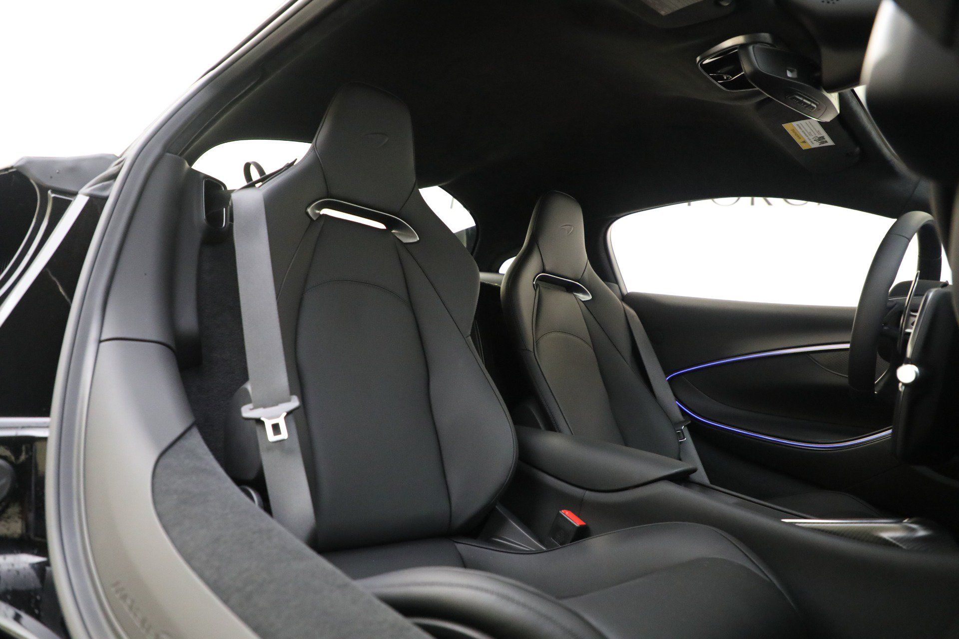 Used 2025 McLaren Artura RWD image 21