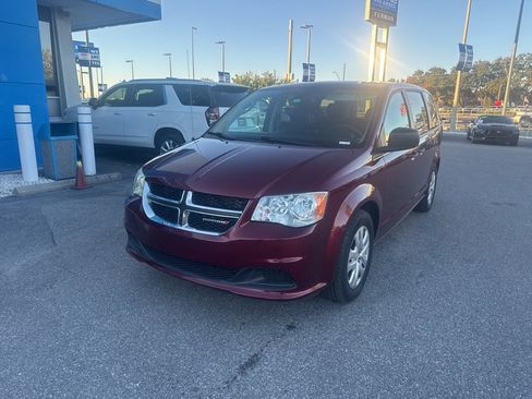 Used 2019 Dodge Grand Caravan SE w/ UConnect Hands-Free Group image 2