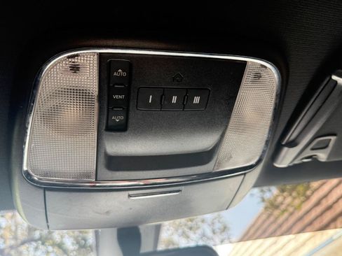 Used 2019 Dodge Charger SXT w/ Leather Interior Group RWD image 16