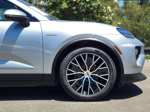 Used 2025 Porsche Macan Electric w/ Premium Package RWD image 11