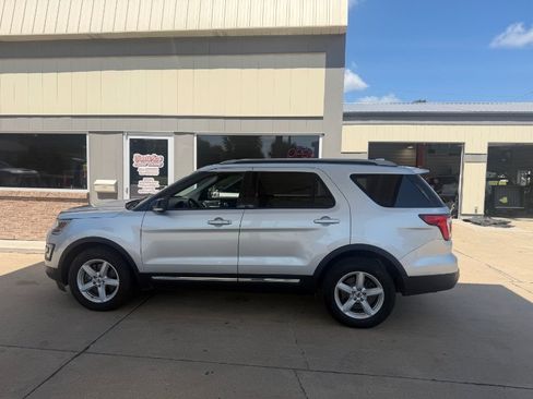 Used 2017 Ford Explorer XLT w/ Equipment Group 202A AWD/4WD image 1
