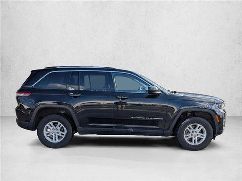 Used 2022 Jeep Grand Cherokee Laredo w/ Luxury Tech Group I image 4