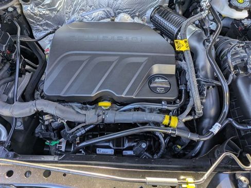 Used 2025 Chevrolet Trax LT w/ LT Convenience Package image 29