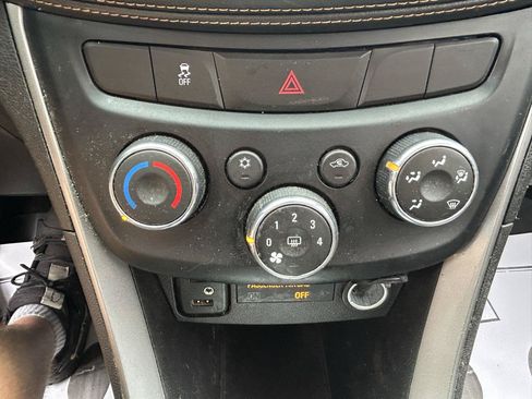 Used 2019 Chevrolet Trax LS AWD/4WD image 23
