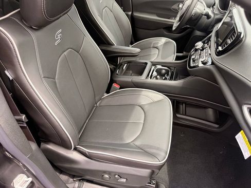 New 2027 Chrysler Pacifica Limited w/ S Appearance Package AWD/4WD image 59