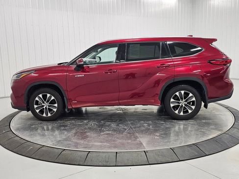 Used 2021 Toyota Highlander XLE image 2