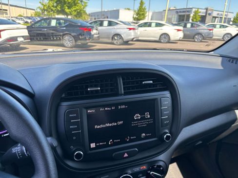 Used 2025 Kia Soul LX w/ LX Technology Package FWD image 17