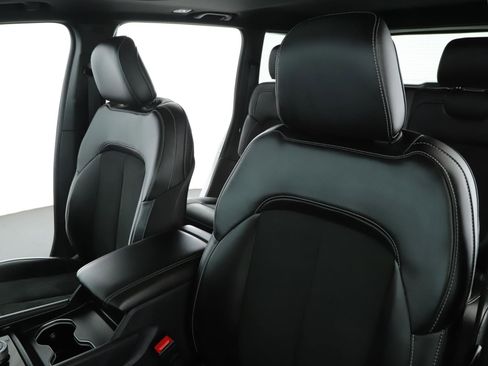 Used 2025 Jeep Grand Cherokee Altitude image 4