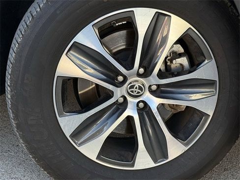 Used 2023 Toyota Highlander XLE image 10