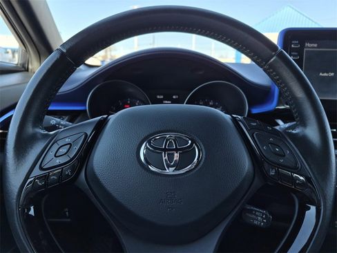 Used 2022 Toyota C-HR XLE image 17