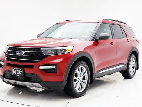 Used 2021 Ford Explorer XLT w/ Equipment Group 202A image 2