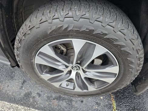 Used 2021 Toyota Highlander XLE AWD/4WD image 19