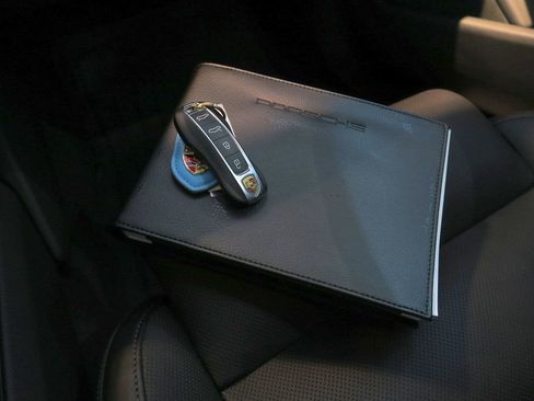 Used 2022 Porsche Taycan image 29