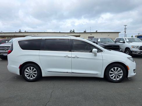 Used 2020 Chrysler Pacifica Touring-L FWD image 10