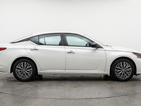 Used 2025 Nissan Altima 2.5 SV FWD image 11