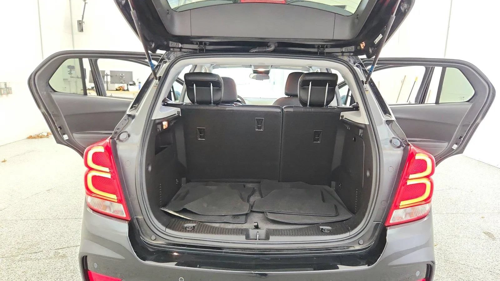 Used 2019 Chevrolet Trax LT w/ Driver Confidence Package FWD image 37