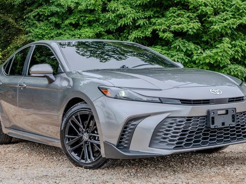 Used 2025 Toyota Camry SE w/ Convenience Package AWD/4WD image 7