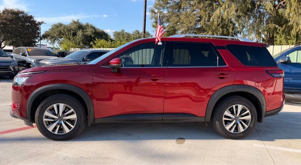 Used 2022 Nissan Pathfinder SL FWD image 2