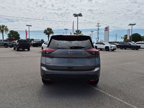 Used 2025 Nissan Rogue SV w/ SV Premium Package FWD image 4