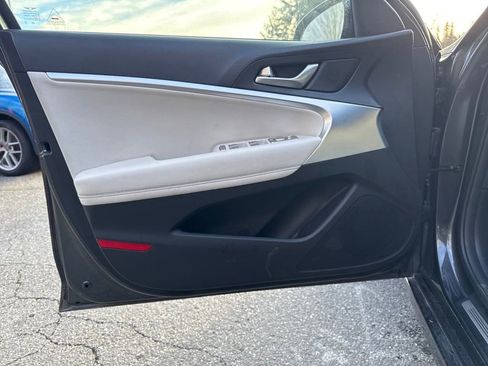 Used 2024 Genesis G70 2.5T image 15