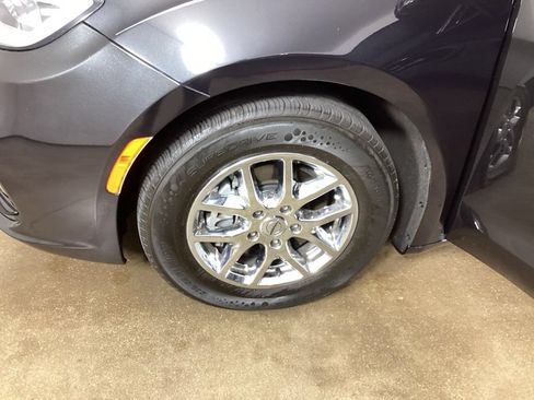 Used 2022 Chrysler Pacifica Touring-L FWD image 28