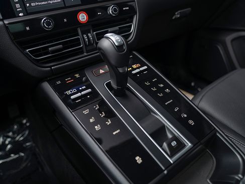 Used 2026 Porsche Macan AWD/4WD image 14