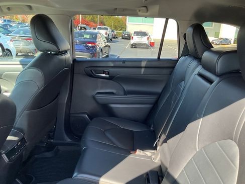 Used 2023 Toyota Highlander XLE image 15