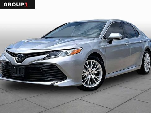 Used 2020 Toyota Camry XLE FWD image 1