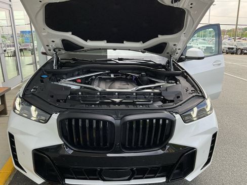 Used 2024 BMW X5 xDrive40i w/ M Sport Package AWD/4WD image 16
