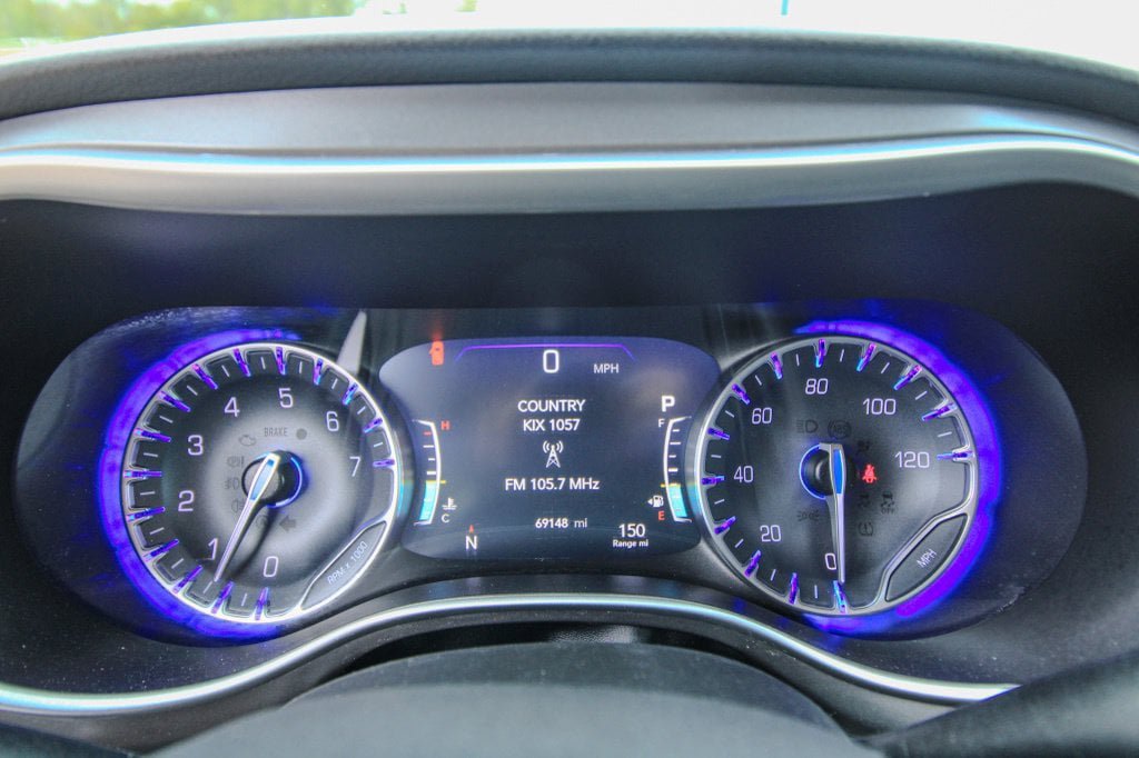 Used 2024 Chrysler Pacifica Touring-L FWD image 23