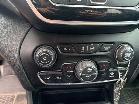 Used 2019 Jeep Cherokee Limited w/ Trailer Tow Group AWD/4WD image 18