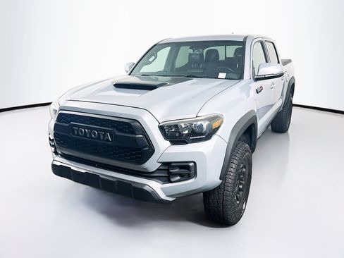 Used 2017 Toyota Tacoma TRD Pro AWD/4WD image 3