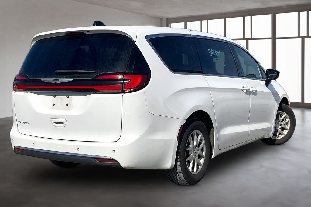 Used 2025 Chrysler Pacifica Select FWD image 6