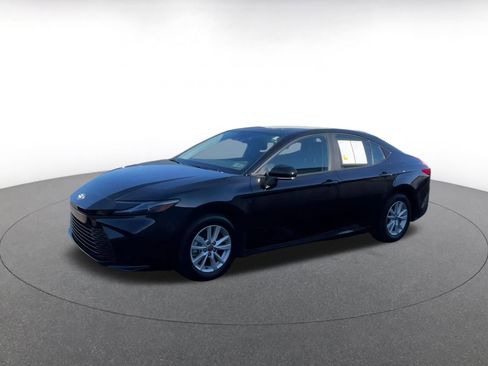 Used 2025 Toyota Camry LE image 5