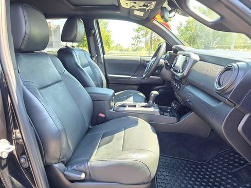 Used 2021 Toyota Tacoma TRD Off-Road AWD/4WD image 12