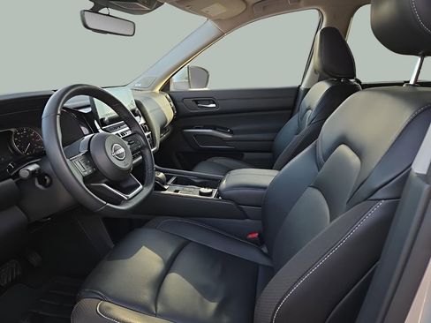 Used 2024 Nissan Pathfinder SL w/ SL Premium Package image 13