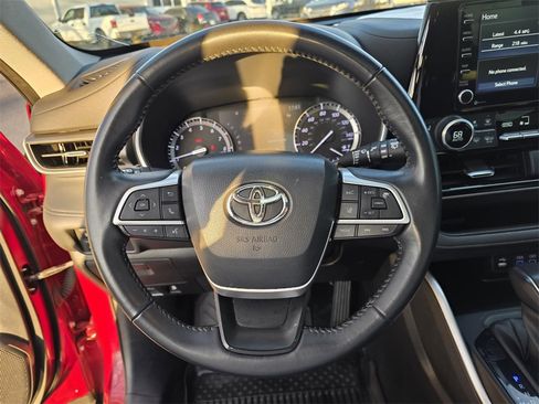 Used 2022 Toyota Highlander XLE image 16