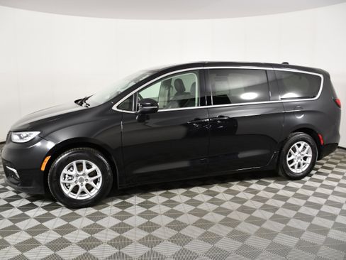 Used 2023 Chrysler Pacifica Touring-L image 9