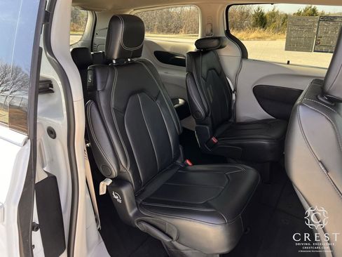 Used 2024 Chrysler Pacifica Touring-L image 27