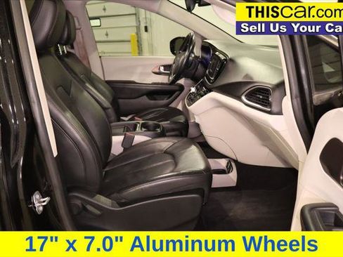 Used 2017 Chrysler Pacifica Touring-L FWD image 26