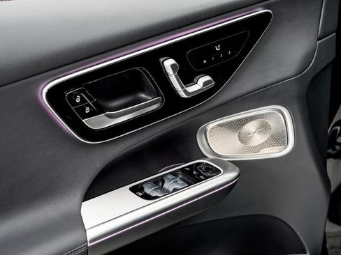 Used 2025 Mercedes-Benz GLC 300 4MATIC image 8