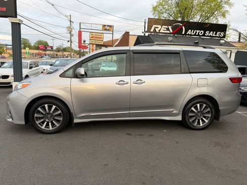Used 2018 Toyota Sienna XLE w/ XLE Navigation Package AWD/4WD image 2