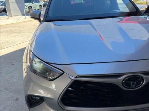 Used 2023 Toyota Highlander XLE image 3
