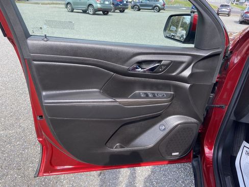 Used 2023 GMC Acadia SLT image 13