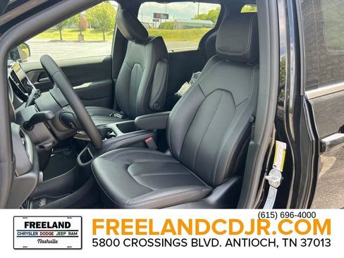 New 2026 Chrysler Pacifica Select image 19