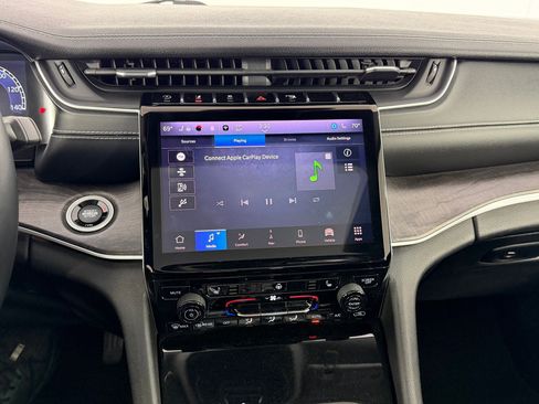 Used 2022 Jeep Grand Cherokee Limited image 23