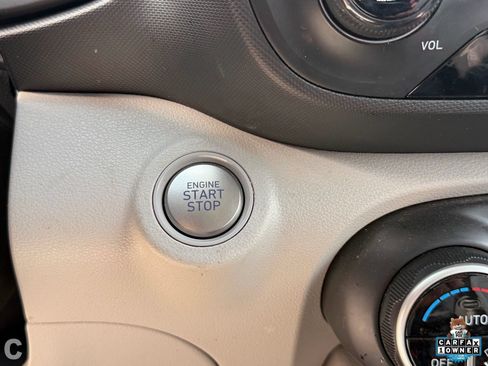Used 2025 Hyundai Venue SEL FWD image 11